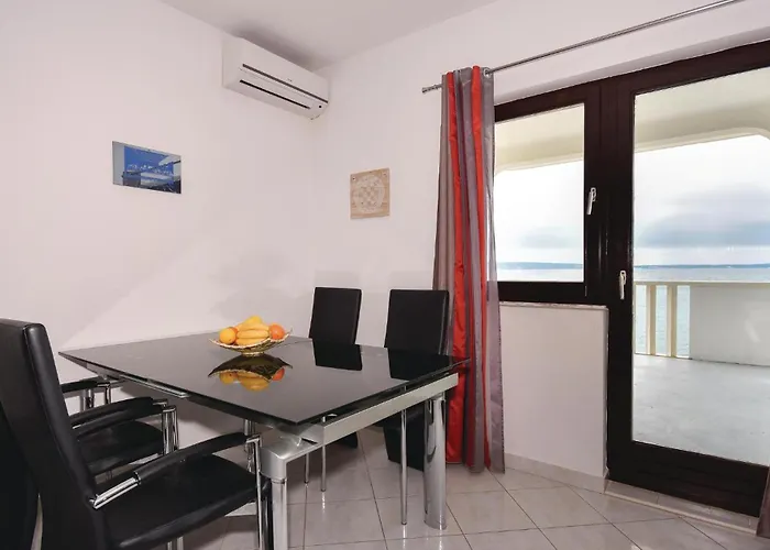 Two-bedroom In Lägenhet Podstrana